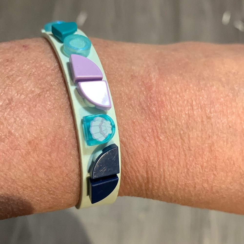 Fun bracelet, adjustable sizing